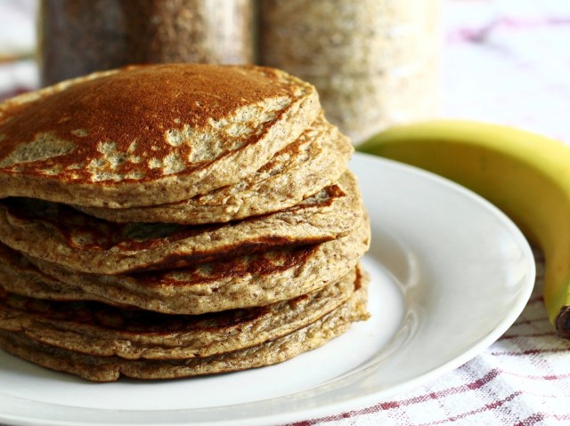 Tortitas de avena, plátano y arándanos.